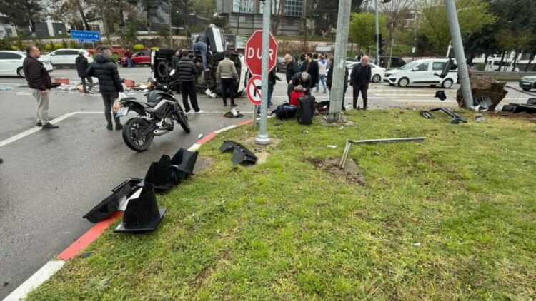 Kamyonetin sinyalizasyon direğine çarptığı kaza araç kamerasında; 4 yaralı