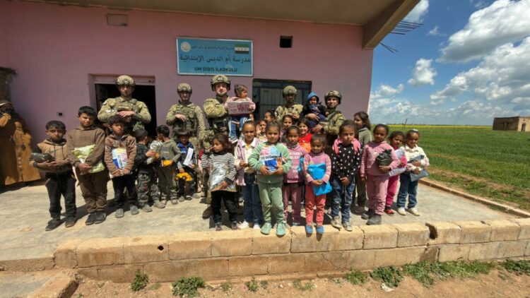 Mehmetçikten Barış Pınarı Harekat bölgesindeki çocuklara '23 Nisan' hediyesi