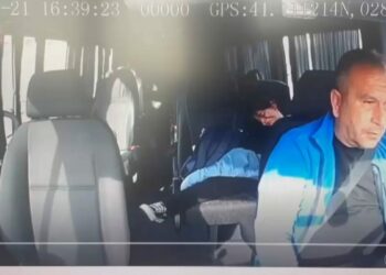Arnavutköy'de okul servisi ile kamyonet çarpıştı: Emniyet kemeri takılı olmayan öğrenci koridora düştü