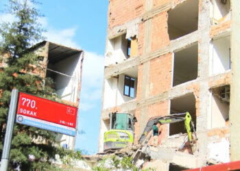 Bina yıkılınca, bitişikteki apartmanın bazı odalarının duvarının yapılmadığı ortaya çıktı