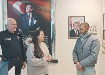 Hurda toplarken bulduğu para ve çeklerin olduğu çantayı sahibine teslim etti