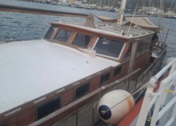 Su alan içinde 3 kişinin bulunduğu tekne, kurtarıldı