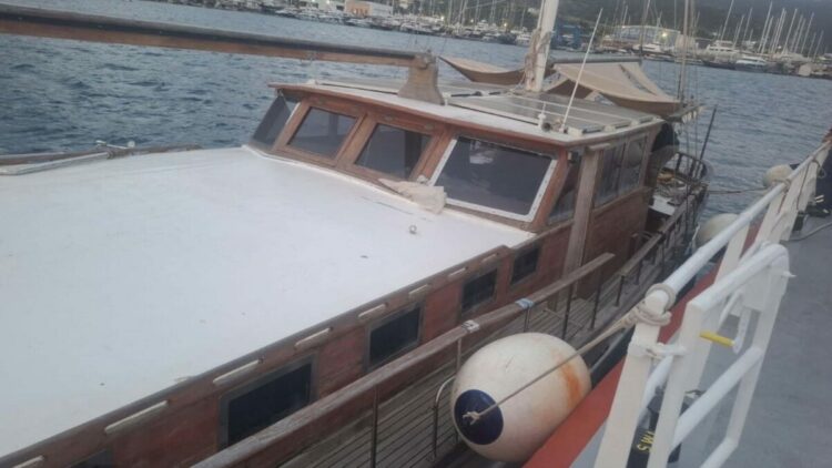 Su alan içinde 3 kişinin bulunduğu tekne, kurtarıldı