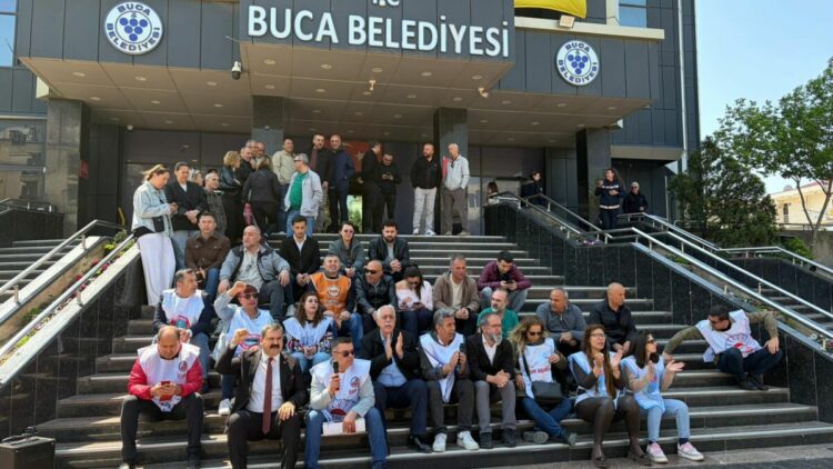 Buca Belediyesi'ndeki memurların eylemi sürüyor