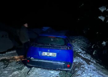 Yaylada araçları kara saplanan tatilciler kurtarıldı