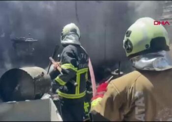 Antakya’da oto tamir atölyesi yandı