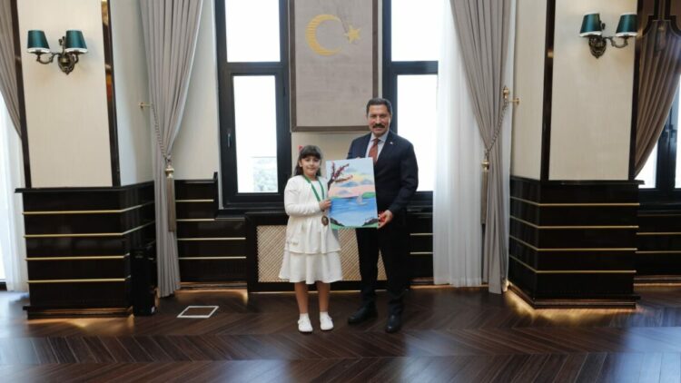 Şehit polisin 9 yaşındaki kızı, Uluslararası İngilizce Olimpiyatı'nda dünya 3'üncüsü oldu