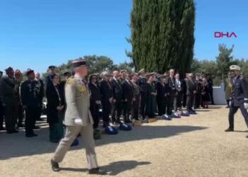 Fransız ve İngiliz anıtlarında tören