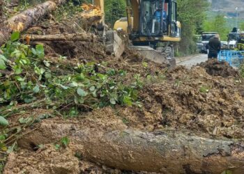 Trabzon'da heyelan; mahalle yolu ulaşıma kapandı