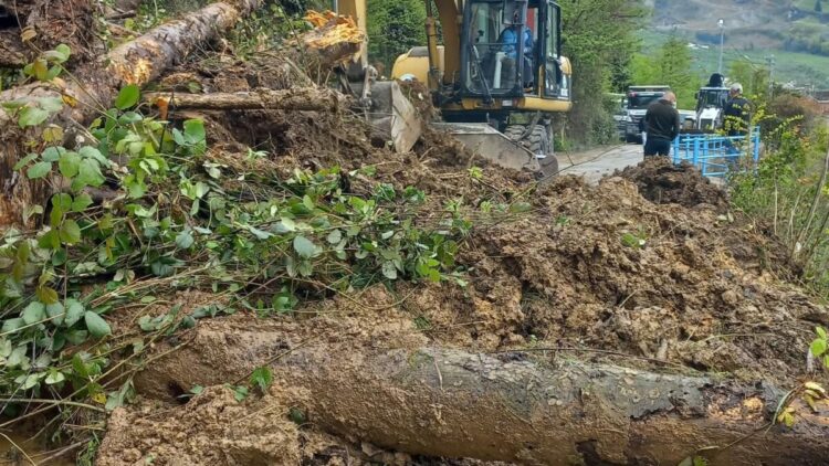 Trabzon'da heyelan; mahalle yolu ulaşıma kapandı
