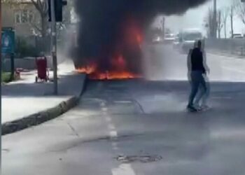 Başakşehir'de seyir halindeki minibüs alev alev yandı