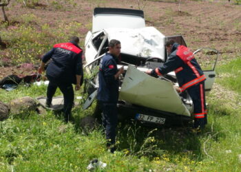 Devrilen otomobildeki 4 kişi yaralandı