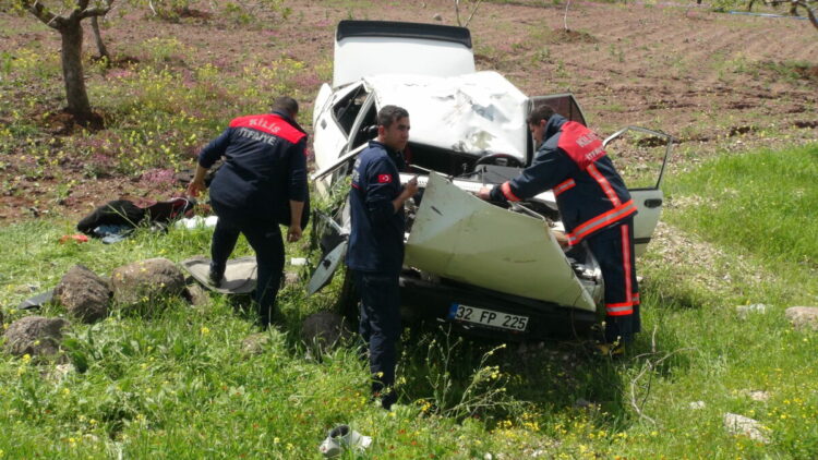 Devrilen otomobildeki 4 kişi yaralandı