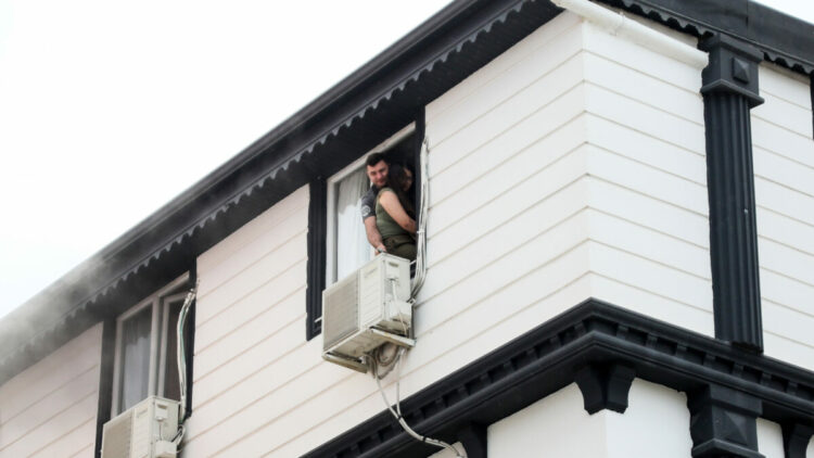 Yangında dumandan etkilenip, apartta mahsur kalanları itfaiye kurtardı