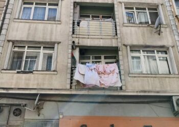 Fatih'te 1'inci kattan düşen çocuk ağır yaralandı