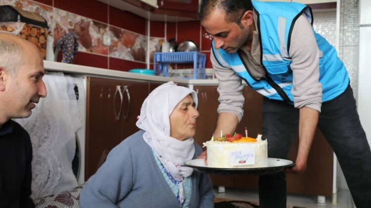Yalnız yaşayan 75 yaşındaki kadına doğum günü sürprizi