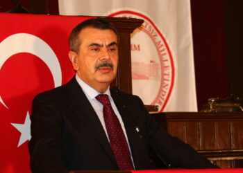 Bakan Tekin, öğrencilerle 1'inci TBMM'ye yürüdü