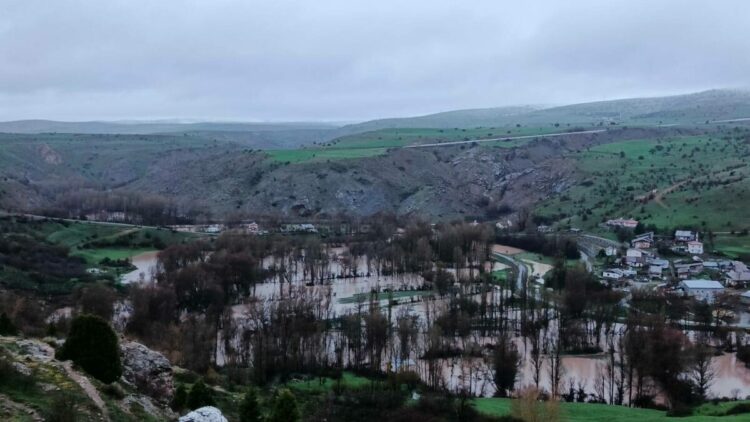 Kızılırmak taştı, köyde ev ve ahırları su bastı