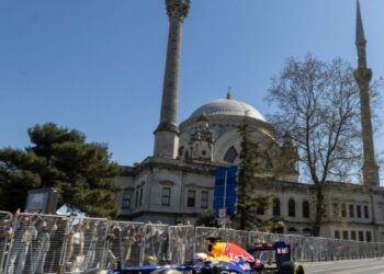 Formula 1 aracı İstanbul sokaklarında / Röportajlarla