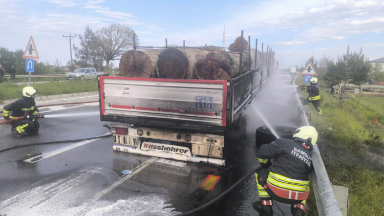 Samsun'da seyir halindeki tomruk yüklü kamyon alev alev yandı