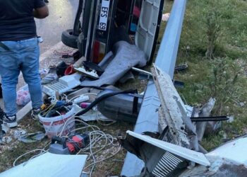 Mersin’de kazanın ardından aydınlatma direğine çarpan otomobil ikiye bölündü: 4 yaralı