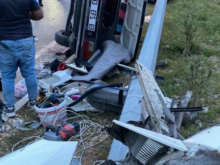 Mersin’de kazanın ardından aydınlatma direğine çarpan otomobil ikiye bölündü: 4 yaralı