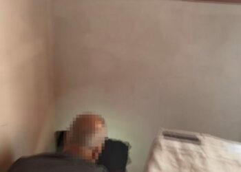 26 yıl hapis cezasıyla aranan firari hükümlü, yatak odasındaki gizli bölmede yakalandı