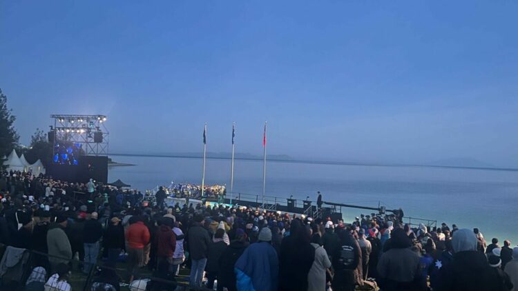 Anzak askerler Gelibolu'da 'Şafak Ayini' ile anıldı