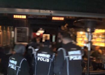 Kadıköy'de eğlence mekanları ve çevresinde uyuşturucu satanlara operasyon