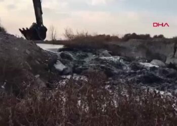 Akarçay'da su akışını kesen bent yıkıldı