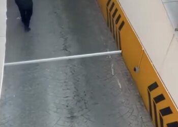 Kağıthane’de tamir ettiği kepenk başına düşen işçi ağır yaralandı