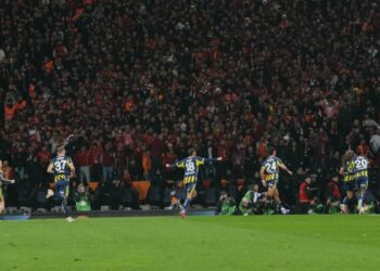 Fenerbahçe sezonun en kritik maçında Galatasaray’a konuk oluyor