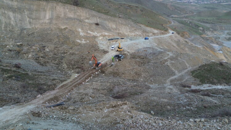 Heyelan nedeniyle 6 gündür kapalı olan Hakkari-Van kara yolu, kontrollü ulaşıma açıldı