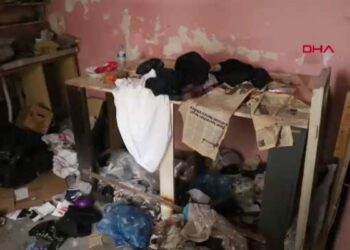 Sahiplerinin yaşamını yitirdiği evden 1 kamyon çöp çıkarıldı