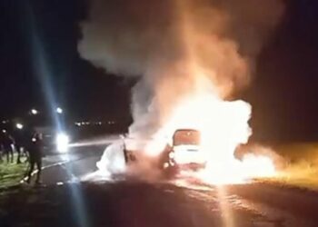 Seyir halindeki otomobil alev aldı; 5 kişi son anda kurtuldu