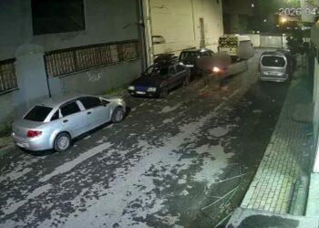 Güngören’de yanan odun parçalarıyla duvara yazı yazıp iş yerine attılar