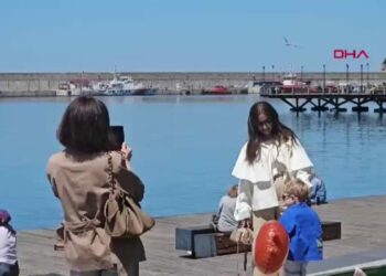 Zonguldak’ta güneşli havanın keyfini sahilde çıkardılar