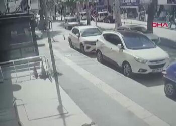 Motosikletin hafif ticari araca çarptığı kaza kamerada