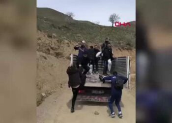 Van kara yolu kontrollü ulaşıma açıldı; futbolcuların zorlu yolculuğu kamerada