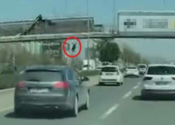 Afiş asarken üst geçitten düşüp, otomobilin altında kalarak öldü