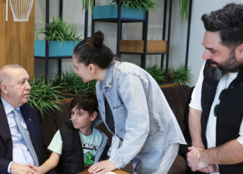 Cumhurbaşkanı Erdoğan, Beyoğlu'nda kafede vatandaşlarla sohbet etti