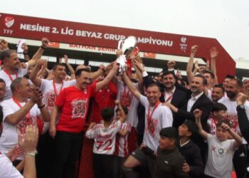 24 yıl sonra 1'inci Lig'e yükselen Batman Petrolspor, kupasını aldı