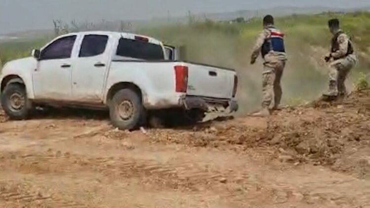 Türkiye sınırında, insan kaçakçılarıyla kovalamaca anı kamerada: 3 gözaltı