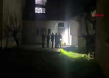 Sivas'ta 2 katlı müstakil ev yan yattı