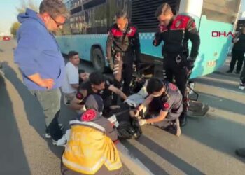 Motosiklet, duraktaki otobüse çarptı; 2 yaralı