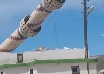 Diyarbakır'da hasarlı minarenin kontrollü yıkımı yapıldı; o anlar kamerada