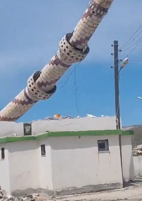 Diyarbakır'da hasarlı minarenin kontrollü yıkımı yapıldı; o anlar kamerada