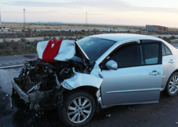 Kazayı görüp yardım etmek için duranların otomobiline başka araç çarptı: 1 ölü, 5 yaralı