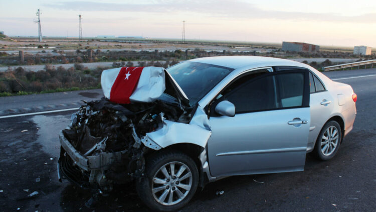Kazayı görüp yardım etmek için duranların otomobiline başka araç çarptı: 1 ölü, 5 yaralı