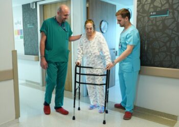 Diz kireçlenmesi nedeniyle ameliyat oldu, 4 saat sonra yürümeye başladı